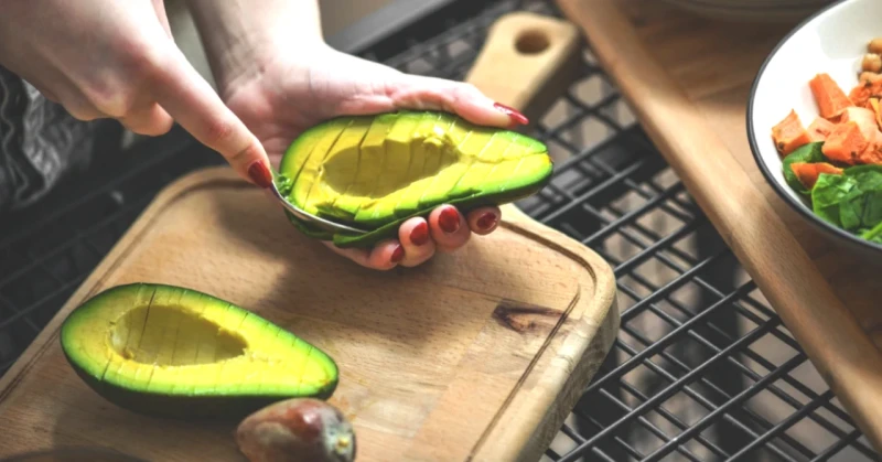 Avokadonun Sağlık Faydaları: Et ve Süt Ürünlerine Alternatif Olabilir Mi? Besin Değerleri ve Pratik Tarifler!