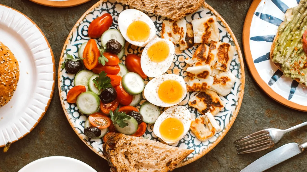 Tabakta haşlanmış yumurta ve kahvaltılıklar