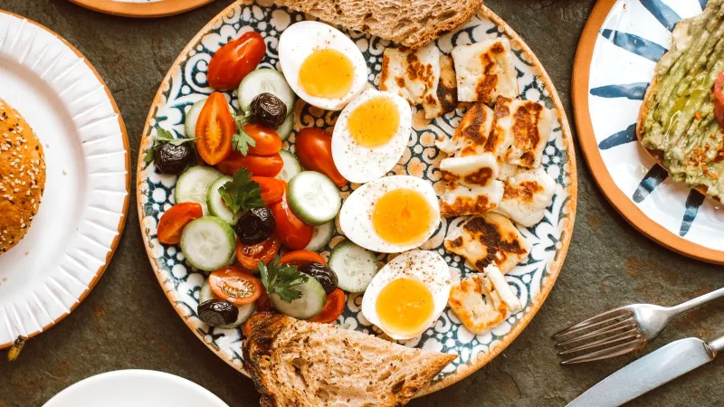 Tabakta haşlanmış yumurta ve kahvaltılıklar